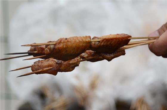 吹著江風，爸爸們動手燒烤，媽媽們陪寶寶玩耍，一起享受著美味的幸福感。 (1)_副本